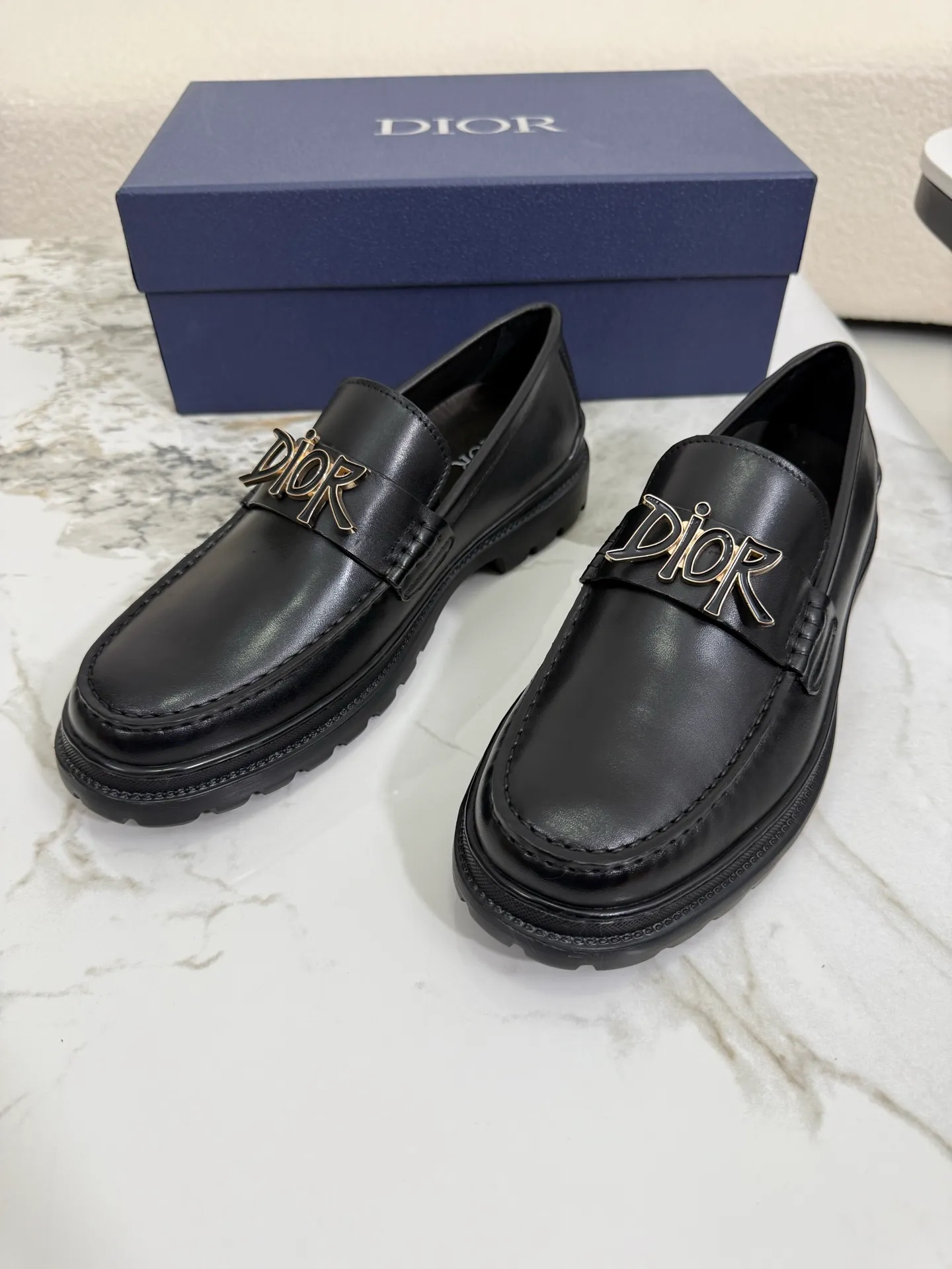 [ DIOR ] Top P: 820💰 ▪️Size: 39-44 (customized for 38.45) Top male leather shoes DIOR Dior combines high-quality materials and exquisite details. The imported cowhide leather upper is embellished with Gancio buckles, showing a luxurious style. Imported cattle. TP sole is light and flexible in texture